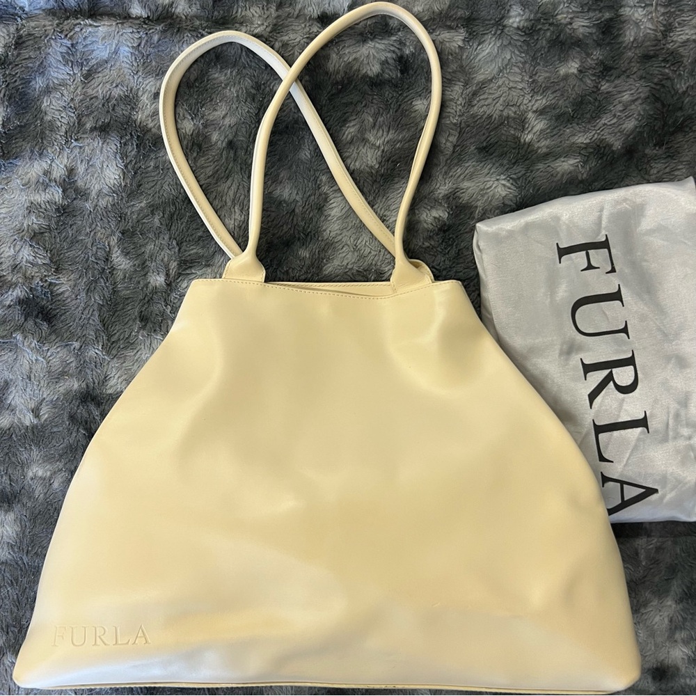 🩷FURLA large cream colored trapezoid shoulder bag.